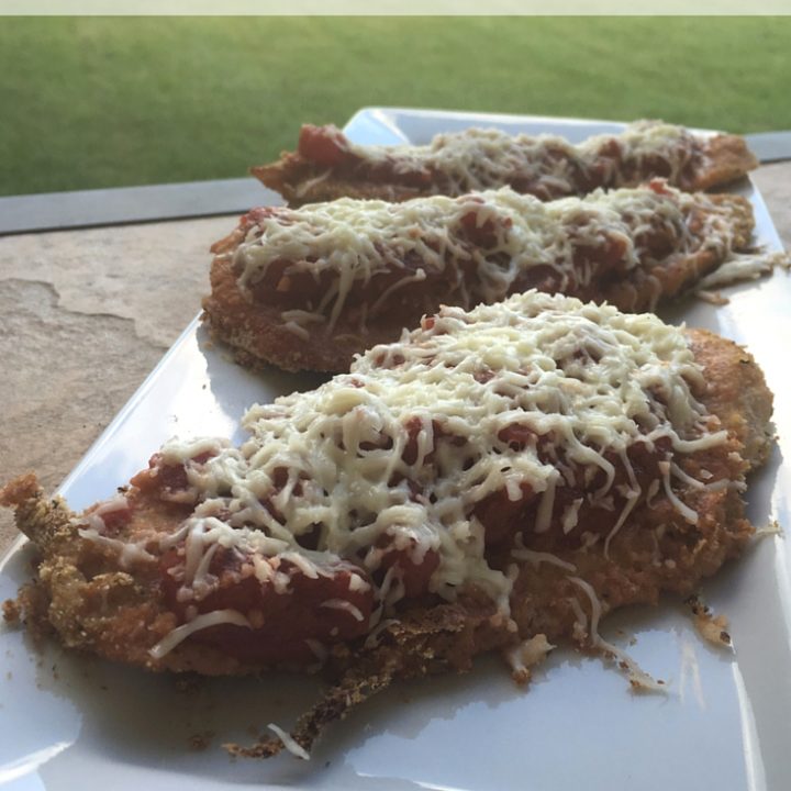 You have to try this 6 Ingredient Chicken Parmesan Recipe for dinner! It's delicious & features HEB Primo Picks that will have your family begging for more!