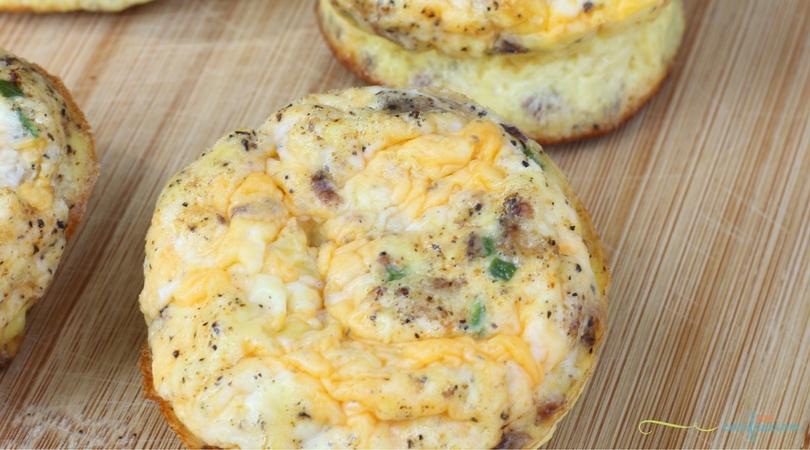 Looking for easy breakfast meal ideas? This muffin tin omelets recipe is the answer! These omelets in muffin tins are great on the go and back to school.
